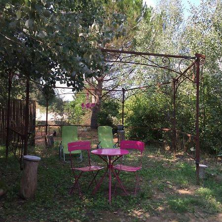 Roulotte Aux Peupliers La Tour-dʼAigues Exterior foto